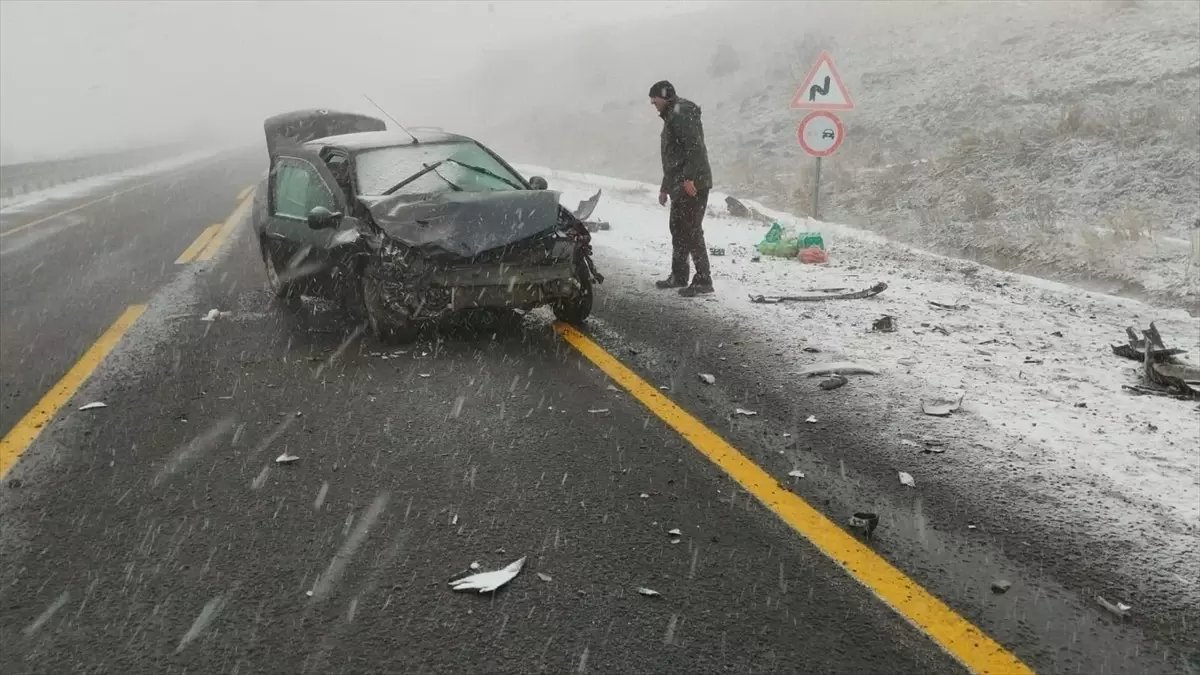 Ardahan’da İki Otomobil Çarpıştı: 8 Yaralı